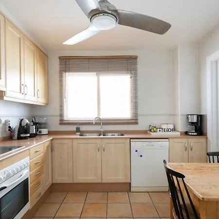 Lovely Beachfront With Panoramic Views Appartamento