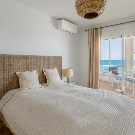 Апартаменты Lovely Beachfront With Panoramic Views
