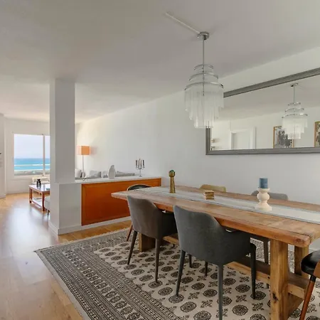 Lovely Beachfront With Panoramic Views شقة
